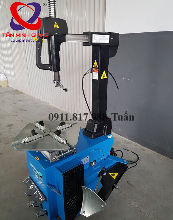 Máy ra vào vỏ xe du lịch Monty 2500-1